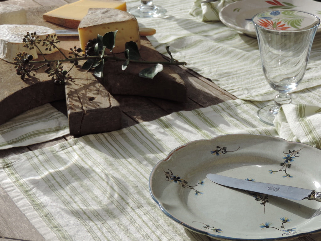 Assiette française avec fleurs bleues