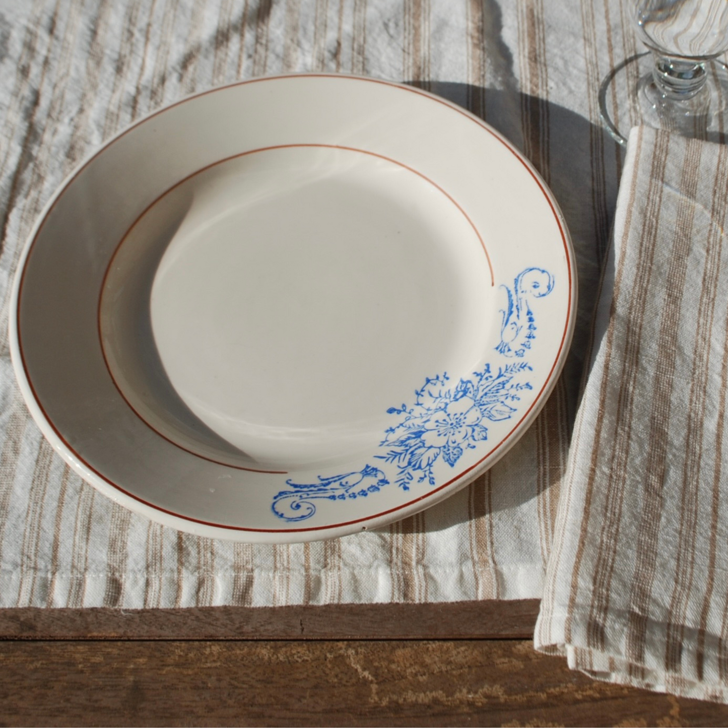 Assiette vintage avec fleur bleue